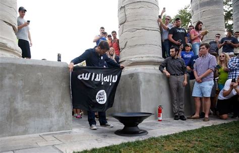 Video College Students Burn Isis Flag On Campus While Onlookers Chant