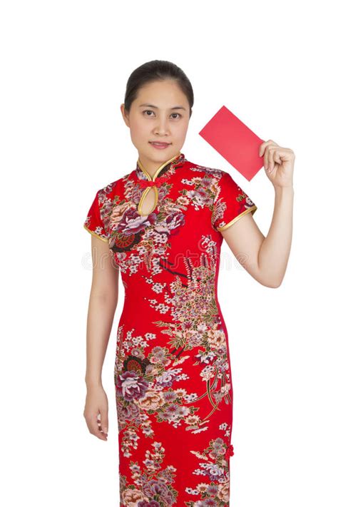 mooie aziatische vrouw met chinese traditionele kleding rode packe stock foto image of jaar