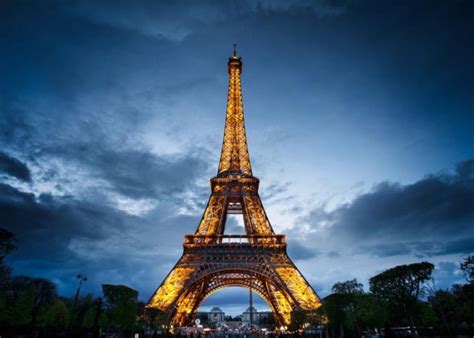 Stephane de sakutin / afp. La Tour Eiffel aux couleurs du drapeau arc-en-ciel en ...