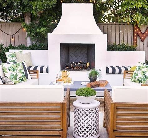 Patio Inspirationi Love The Bench Seating On Both Sides Of The Fireplace The Weekend Is