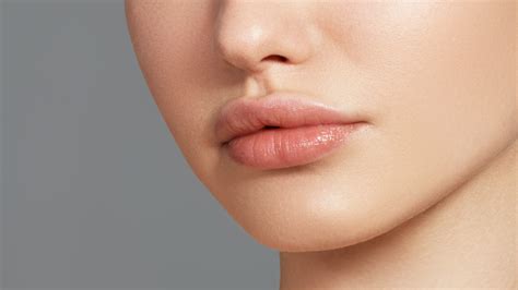 How To Make Your Lips Look Bigger Naturally Without Makeup