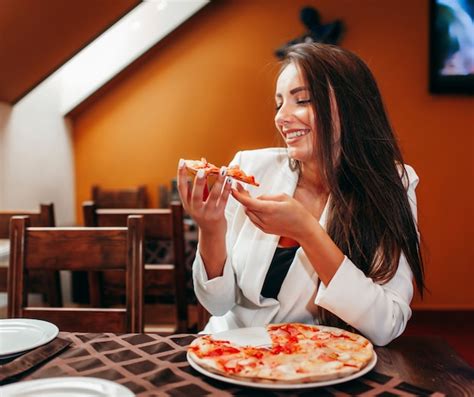 Hermosa Chica Comiendo Pizza En El Restaurante Foto Premium