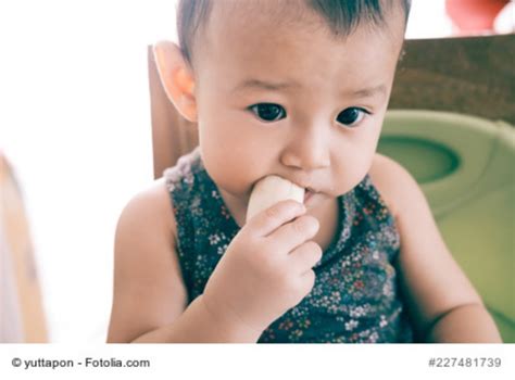 In diesem video geht es darum, wie man die motorische entwicklung von babys fördern kann. Ab wann dürfen Babys Banane essen?