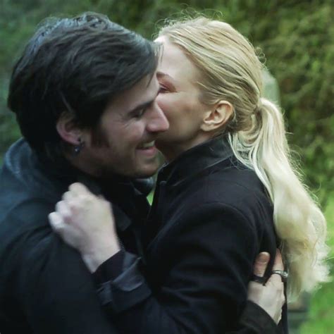 Pin By Oncer On Hook And Emma Captain Swan Captain Swan Kiss Emma Swan