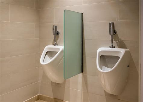 par de urinóis de porcelana modernos com descarga automática no banheiro masculino foto premium