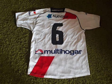 La base del uniforme es blanca y además cuenta con una diagonal en el torso y puños en rojo. Curicó Unido Home Camiseta de Fútbol 2009. Sponsored by ...