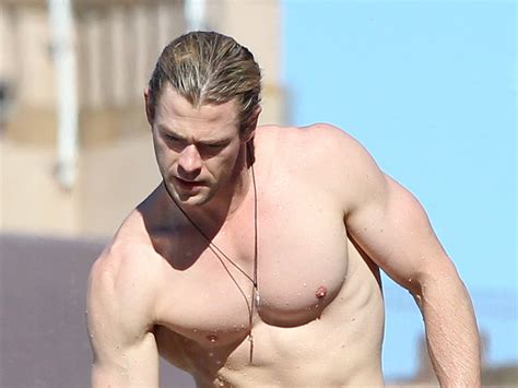 chris hemsworth shows off his ripped body as he chills by his hotel pool metro 95 1
