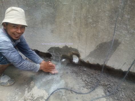 Selain itu, biaya selain itu kemalir juga berfungsi sebagai tempat pengendapan kotoran agar kolam tidak merata catlah kolam anda menggunakan cat kolam untuk mengurangi resiko bocor, cat ini bisa dibeli di. Memperbaiki Kolam Yang Keluar Air Dari Luar (Kolam Renang ...