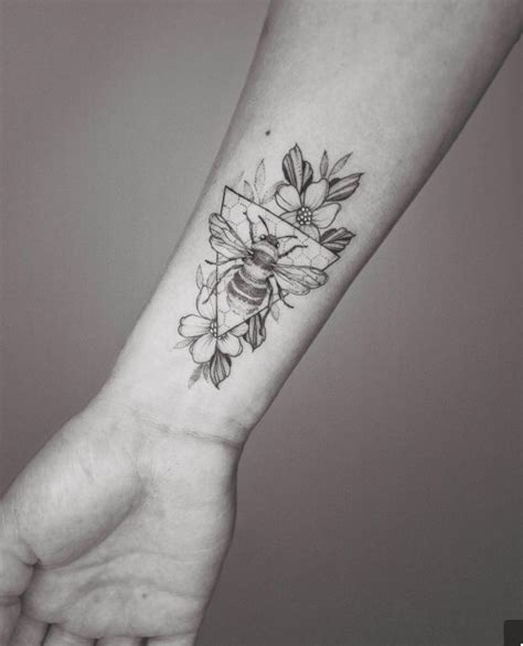 Floral Tattoos For Women Bumble Bee Bee Tattoo Geometric Tattoo