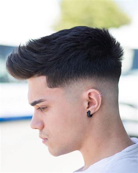 Clean mid fade with natural curls on top. Pin en Outfit