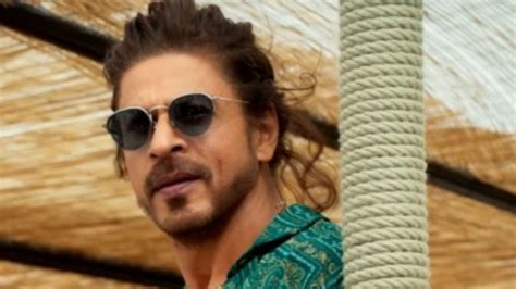 Shah Rukh Khan Gives Hilarious Reply To Fan Waiting Outside Mannat To Catch A Glimpse Of