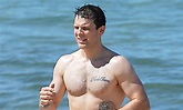 Jake Lacy Looks So Hot While Shirtless at the Beach in Hawaii! | Jake ...