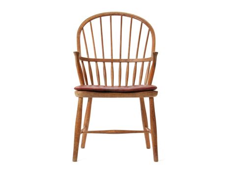 Originally used as an outdoor garden seat, the comfort and. Oak Windsor Chair by Frits Henningsen For Sale at 1stdibs