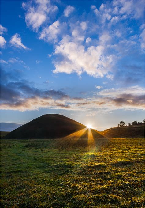 Sunrise The Morning Sun Rises From Behind Silbury Hill Cas Flickr