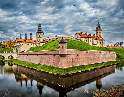 Hasonlítsa össze a legjobb szállási lehetőségeket a katalógusunk segítségével. Nyaszvizsi kastély - középkori vár, Fehéroroszország — Stock Fotó © DmitryRukhlenko #55625383