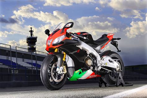 Aprilia rsv4 r factory aprc finished in the stunning world superbike colours. 2012 Aprilia RSV4 Factory APRC SE Review - Top Speed