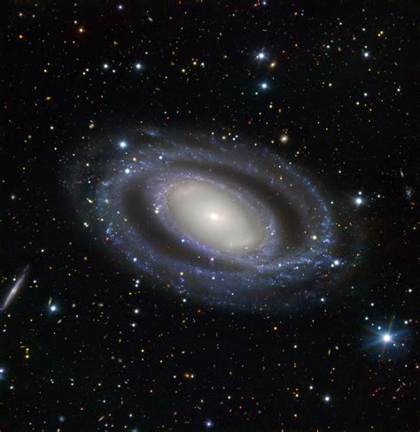 Galaxia espiral barrada 2608 : ESO Views Spiral Galaxy NGC 7098