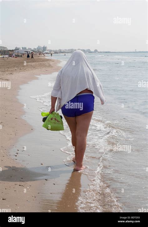 Dicke Frau Am Strand In Frankreich Stockfotografie Alamy