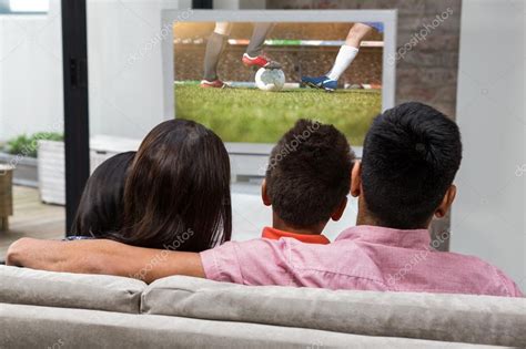 familia viendo la televisión en el sofá
