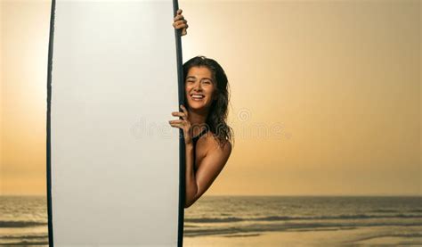 Chica Con Tabla De Surf Lista Para Navegar Surfista Mujer Sosteniendo