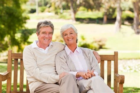 Couple De Personnes âgées Sur Le Banc Photo Premium