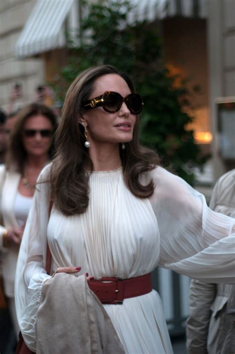Voight), ранее джоли питт (англ. ANGELINA JOLIE Out and About in Paris 07/08/2019 - HawtCelebs