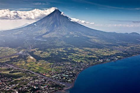 Mayon Volcano By Escrimador On Deviantart