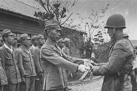 Jan 19, 2016 · ya antes de la segunda guerra mundial, alemania era un país más grande que el que conocemos actualmente, ocupando parte de la costa báltica y silesia (tras el fin del conflicto, perdería casi todos sus territorios al este de berlín en beneficio de polonia). Japón conmemora 74 años del fin de la Segunda Guerra Mundial