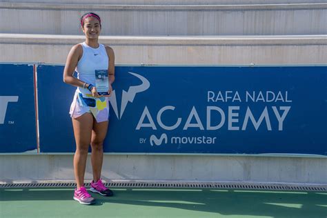 Alex eala just got a golden opportunity to compete against the best tennis players in the world after receiving a wild card in the miami open qualifiers. Alex Eala posa con el trofeo (1) - Industria del Tenis