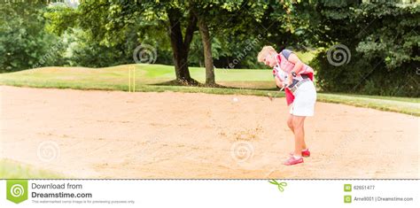 hogere vrouw bij golf die slag in zandbunker hebben stock afbeelding image of spelen actief