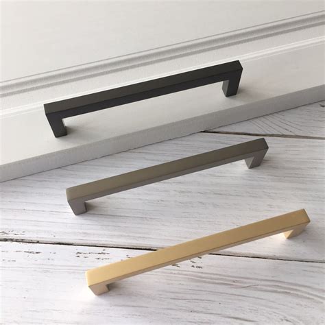 The grain of a plywood or laminate is a nice way of adding. Lovely 60 Modern Kitchen Handles And Pulls 2021 | 10 X 18 ...