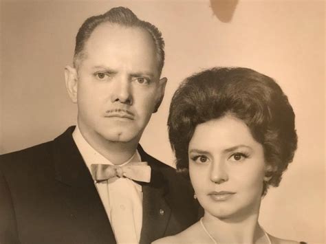 Eugenio González Y Silvia Derbez Derbez Dos Hijas Foto