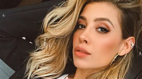 Michelle Salas tapa sus atributos solo con un periódico y su foto se