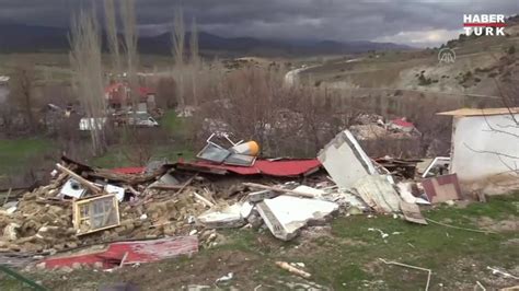 Kahramanmaraşta 1 5 metre çöken yol mahalleyi ikiye ayırdı Video