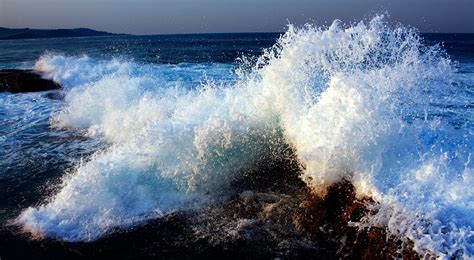 Crashing Waves Facts and Photographs | Seaunseen