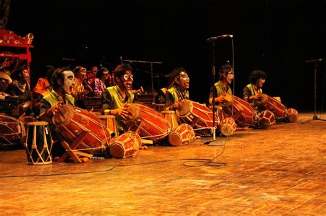 Sedangkan bagian bawah alat musik ini berbentuk bulat. Rampak Gendang, dari Indonesia untuk Dunia : Kesenian ...
