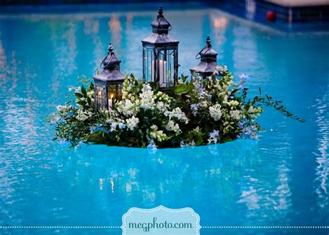 Decorate the pool with cool floats made of flowers, which will echo with the rest of the décor. Gorgeous Pool Decorations For Weddings - Belle The Magazine