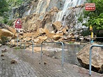 黑雨警告下多區嚴重水浸 筲箕灣有巨石隨山泥瀉下 - 新浪香港