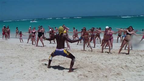Punta Cana Emilio Sexy Man Bailando En La Playa YouTube