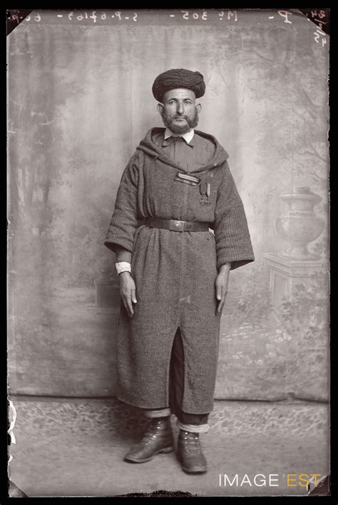 Portrait En Pied Dun Goumier Marocain Le Val Dajol Léo Durupt