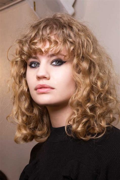 La poupée a des cheveux blonds bouclés en laine mohair, des yeux bleus et des petites joues rebondies roses! gallérie : Les +20 belles idées de coiffure femme cheveux ...