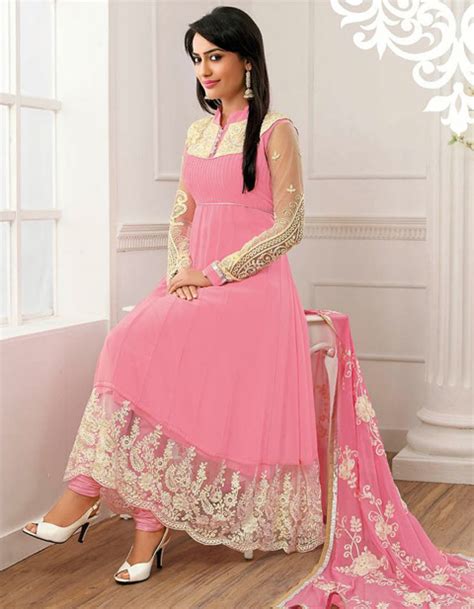 Menggunakan ragam warna indah yang kekinian akan memberikan kesan manis. 10 Gaya Model Baju Gamis India Modern 2016