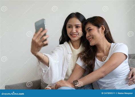 Asiatique Belle Lesbienne Ou Amis Utilisant Le Téléphone Portable Pour Prendre Le Selfie