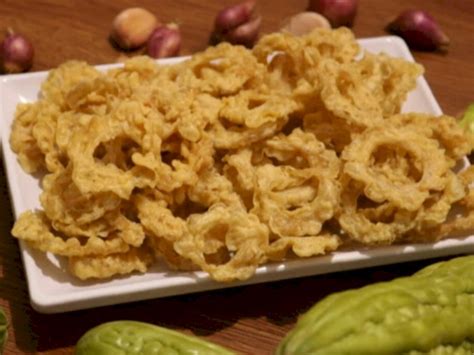 Ini dilakukan agar tidak ada gumpalan tepung atau butiran yang nantinya bisa membuat kocok bunga. Resep Keripik Pare Renyah Tidak Pahit dan Anti Gagal