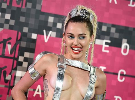 Miley Cyrus Shakes In Barely There Silver Straps At Vmas Chattanooga