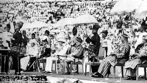 Pembentukan perlembagaan telah diluluskan pada 27 ogos 1957 dan dikuatkuasakan pada 31 ogos 1957. Oh! Malaysia: Sejarah Pembentukan Negara dan nama Malaysia