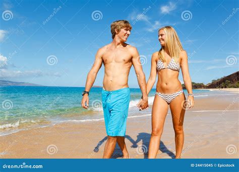 Giovani Coppie Sulla Spiaggia Tropicale Immagine Stock Immagine Di