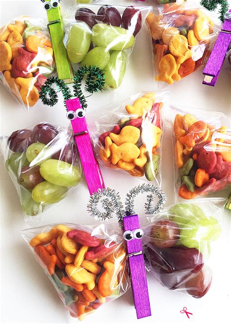 Looking for some healthy snack for kids? Butterfly Snack Bags - Such a fun edible craft idea for kids!