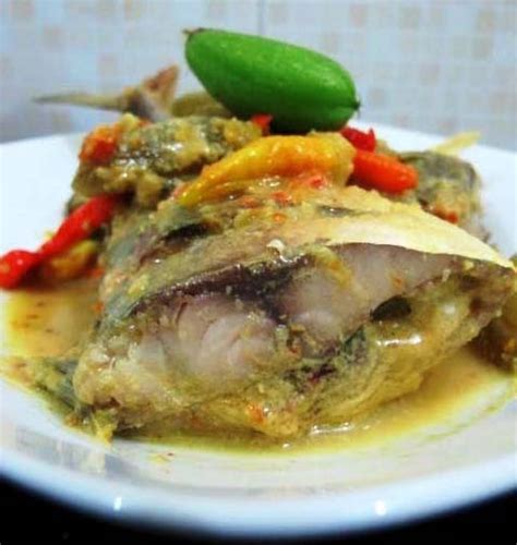 Ingin tahu seperti apa resep membuat ikan kembung masak bumbu sambal tauco yang enak dan lezat? Resep Ikan Kembung Blimbing Wuluh | Resep