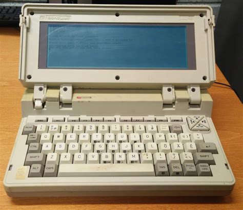 Sakarin Kurssit Bondwell Model 8 An Old Laptop From The 80s